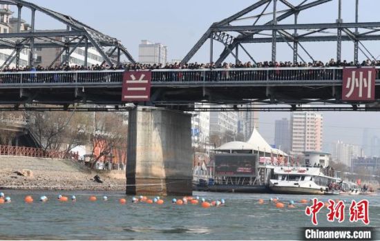 圖為活動現場冬泳愛好者表演“漂游”。 楊艷敏 攝 圖為活動現場冬泳愛好者表演“漂游”。 楊艷敏 攝