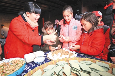 寧波百名外籍人士走進前童古鎮 體驗年味“非遺”文化 寧波百名外籍人士走進前童古鎮 體驗年味“非遺”文化