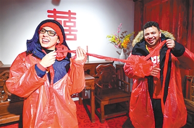 寧波百名外籍人士走進前童古鎮 體驗年味“非遺”文化 寧波百名外籍人士走進前童古鎮 體驗年味“非遺”文化