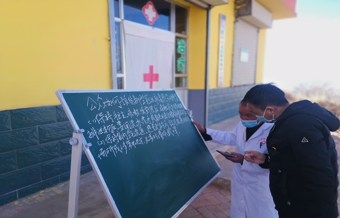 1582642777388117.jpg 市紀委監委駐村幫扶干部馬維高在村衛生室宣傳疫情防控知識。.jpg
