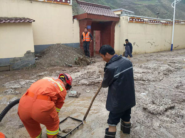 1588842712147868.jpg 圖為柳林鎮紀委書記李學文(右一)和消防指戰員一起清理障礙物。_副本.jpg