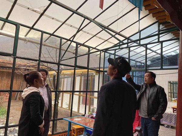 1588842821304993.jpg 圖為木耳鎮紀委書記黃岳(右一)進村入戶查看房屋損毀情況_副本.jpg