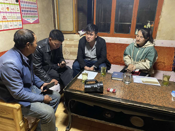 1588842904162352.jpg 圖為木耳鎮紀檢干事盧建民(左三)連夜在多壩村多壩組奚連德家中了解受災情況,排查安全隱患,并宣傳發生次生災害的相關知識。_副本.jpg