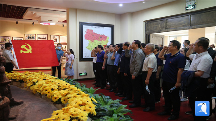 1593596083624958.jpg 6月30日上午,慶陽市紀委監委機關黨委組織全體黨員干部赴市博物館開展“迎七一·紀念建黨99周年”主題黨日活動。拍攝:葛歡_副本.jpg