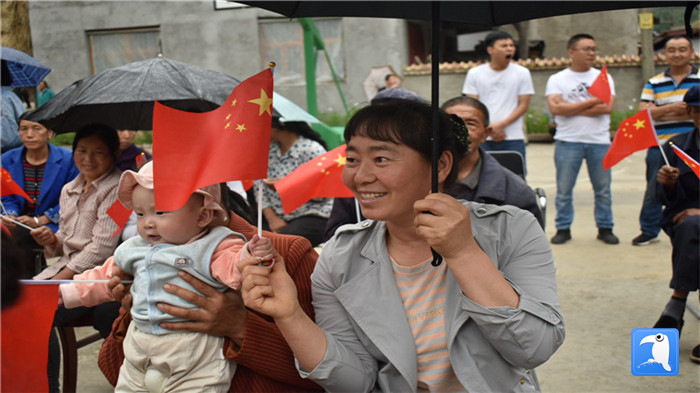 1593596356677660.jpg 隴南市紀委監委黨員干部與宕昌縣官亭鎮杜家村群眾一起慶祝黨的生日。_副本.jpg