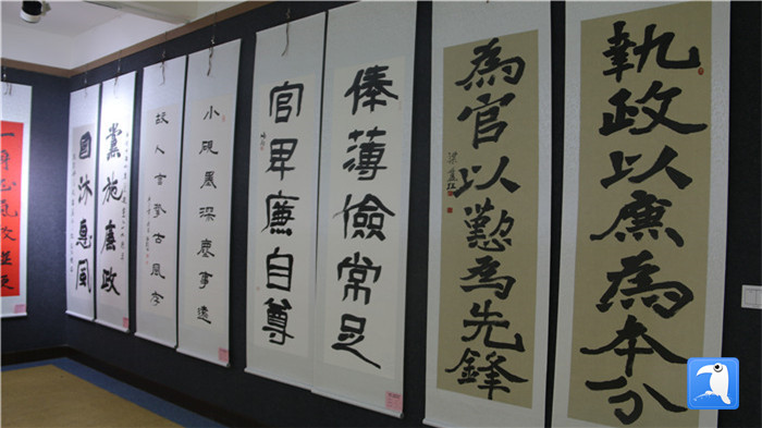 1593596463398926.jpg 7月1日上午,定西市通渭縣紀委監委舉辦“襄郡清風·喜迎建黨99周年”廉政文化書畫展,共同為黨的生日獻禮。_副本.jpg