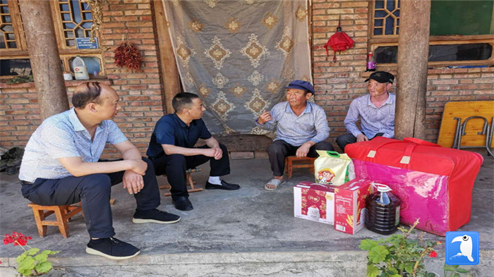 1593596567279505.jpg 在建黨99周年來臨之際,隴南市禮縣紀委監委在中壩鎮、三峪鄉開展“七一”慰問老黨員、困難黨員活動,為他們送去組織的關懷和節日的問候。_副本.jpg