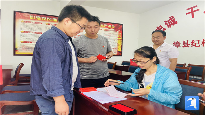 1593597091710673.jpg 定西市漳縣紀委監委現場繳納黨費(穆常榮 攝).jpg