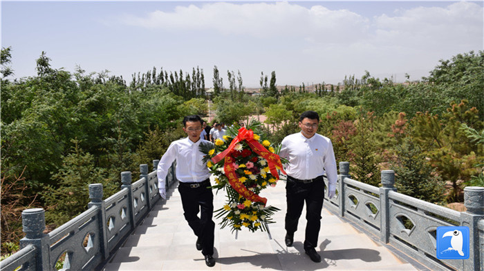 1593597183184047.jpg 七一”前夕,白銀市紀委監委機關黨委組織黨員來到紅軍西路軍景泰烈士陵園開展主題黨日活動。 朱鵬拍攝_副本.jpg