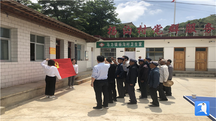 1593597260849570.jpg 6月29日,天水市武山縣紀委監委組織黨員干部在馬力鎮楊溝村重溫入黨誓詞。_副本.jpg