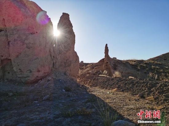 山丹境內的長城是由壕塹和山險為主的漢長城和黃土墻體為主的明長城兩部分組成。 翟繼宗 攝 山丹境內的長城是由壕塹和山險為主的漢長城和黃土墻體為主的明長城兩部分組成。 翟繼宗 攝