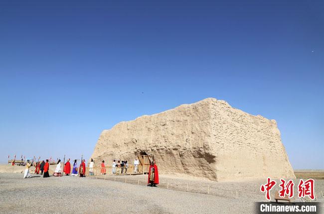 數十位身著古裝的女性通過體驗賞漢舞、習漢禮、吟誦詩詞等中華傳統文化,再現古絲綢之路的繁華盛景。 王菁 攝 數十位身著古裝的女性通過體驗賞漢舞、習漢禮、吟誦詩詞等中華傳統文化,再現古絲綢之路的繁華盛景。 王菁 攝