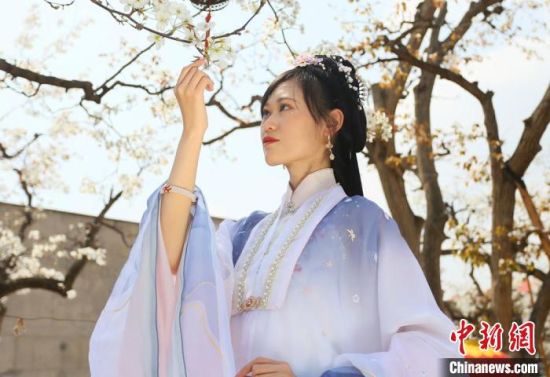 圖為蘭州青年身穿漢服在百年梨園賞景。　高展 攝