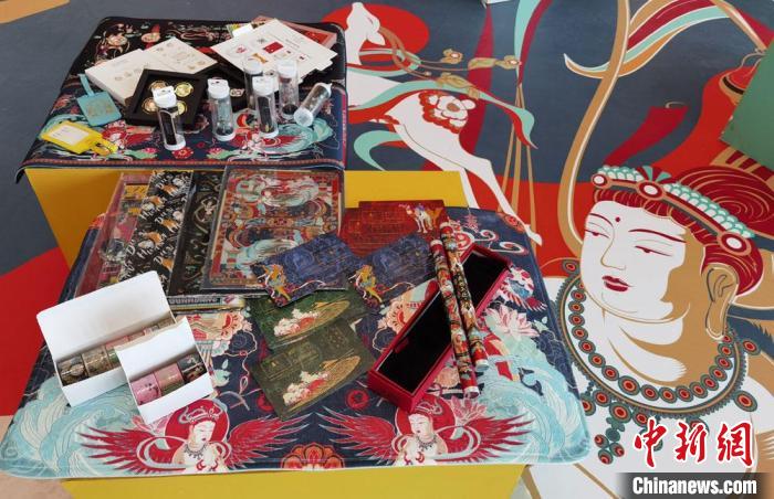 60余類敦煌主題的文創產品讓人愛不釋手。 丁思 攝 60余類敦煌主題的文創產品讓人愛不釋手。 丁思 攝