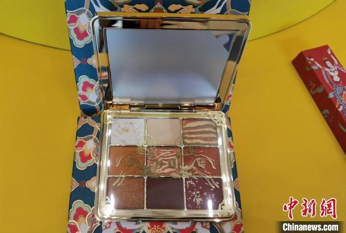 圖為取材壁畫色彩的敦煌美妝。 丁思 攝 圖為取材壁畫色彩的敦煌美妝。 丁思 攝