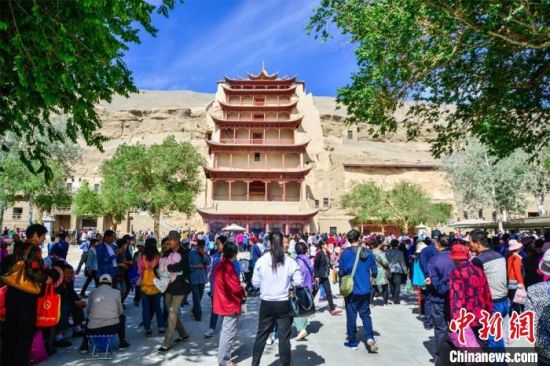 中國農歷四月初八，敦煌民眾傳承歷史習俗，前往莫高窟燒香禮佛、祈福。(資料圖) 王斌銀 攝