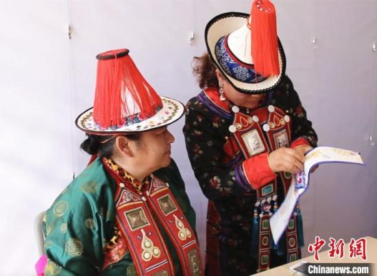 圖為用活態傳習的模式促進裕固族非物質文化遺產的保護傳承。　史靜靜 攝