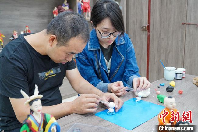 <a target='_blank' data-cke-saved-href='//www.chinanews.com/' href='//www.chinanews.com/'>中新社</a>記者(右)現場體驗面塑制作過程。 陳爭強 攝 <a target='_blank' data-cke-saved-href='//www.chinanews.com/' href='//www.chinanews.com/'>中新社</a>記者(右)現場體驗面塑制作過程。 陳爭強 攝