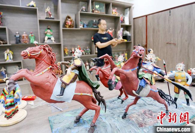 安秋平是成州面塑第五代傳承人,也是當地唯一堅守面塑制作的人。 高展 攝 安秋平是成州面塑第五代傳承人,也是當地唯一堅守面塑制作的人。 高展 攝