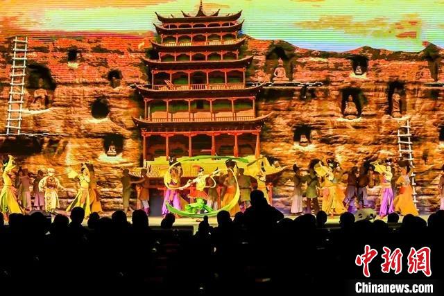 開幕式文藝展示“相約敦煌”,通過數字技術將莫高窟“搬到”演出現場。 甘肅省文化和旅游廳供圖 開幕式文藝展示“相約敦煌”,通過數字技術將莫高窟“搬到”演出現場。 甘肅省文化和旅游廳供圖