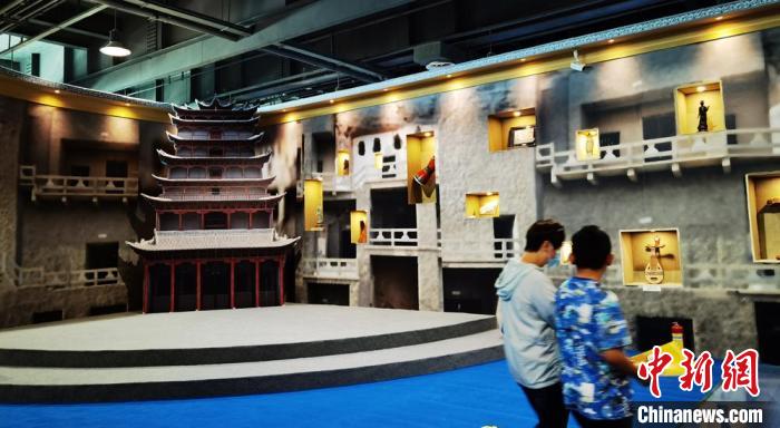 該展覽還借助科技手段,復原“藏經洞”場景,將莫高窟“搬進”展廳。 丁思 攝 該展覽還借助科技手段,復原“藏經洞”場景,將莫高窟“搬進”展廳。 丁思 攝