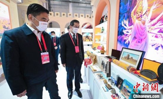 圖為甘肅省副省長孫雪濤(左)與甘肅省文化和旅游廳廳長陳衛中(右)一同參觀“甘肅館”。 甘肅省文化和旅游廳供圖 圖為甘肅省副省長孫雪濤(左)與甘肅省文化和旅游廳廳長陳衛中(右)一同參觀“甘肅館”。 甘肅省文化和旅游廳供圖
