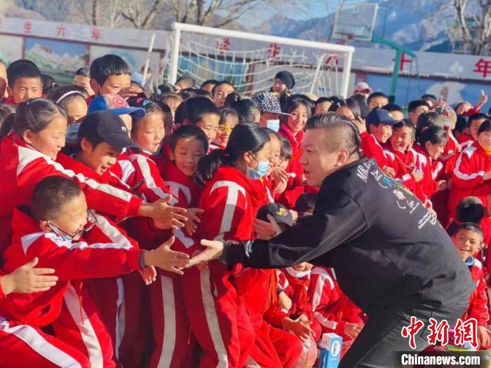 1月初，第五屆“街舞進藏鄉”公益助學活動在甘肅甘南結束，旨在讓藏族學子感受到街舞魅力。　陳善雄 攝