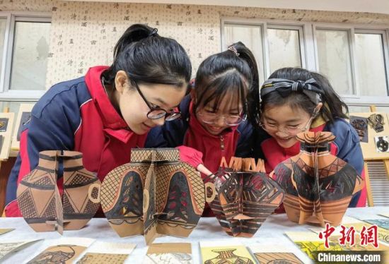 圖為學生用紙創作的立體彩陶。 劉玉桃 攝 圖為學生用紙創作的立體彩陶。 劉玉桃 攝