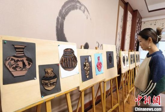 圖為學生用衍紙材料制作的彩陶紋飾。 劉玉桃 攝 圖為學生用衍紙材料制作的彩陶紋飾。 劉玉桃 攝