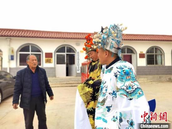 圖為69歲的“苦水高高蹺”國家級傳承人巨海全(左一),叮囑徒弟們高高蹺練習技巧要領。 閆姣 攝 圖為69歲的“苦水高高蹺”國家級傳承人巨海全(左一),叮囑徒弟們高高蹺練習技巧要領。 閆姣 攝