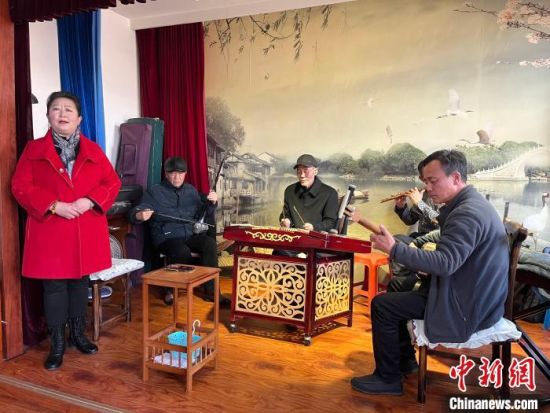 圖為蘭州鼓子表演者王常玉登臺演唱,她是這項入列國家級非物質文化遺產的曲藝表演者中,為數不多的女演員。 張煜曼 攝 圖為蘭州鼓子表演者王常玉登臺演唱,她是這項入列國家級非物質文化遺產的曲藝表演者中,為數不多的女演員。 張煜曼 攝