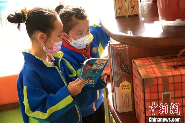 4月23日，不少民眾走進書局閱讀圖書，品味書香，學習敦煌文化，享受讀書快樂。　黃燕 攝