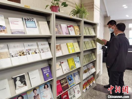 圖為國網甘肅電力黨校的職工書架。 徐雪 攝 圖為國網甘肅電力黨校的職工書架。 徐雪 攝