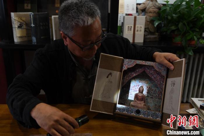 圖為讀者出版集團讀者晉林工作室獨立出品人徐晉林,展示互動性強的敦煌題材手工書。(資料圖) 楊艷敏 攝 圖為讀者出版集團讀者晉林工作室獨立出品人徐晉林,展示互動性強的敦煌題材手工書。(資料圖) 楊艷敏 攝