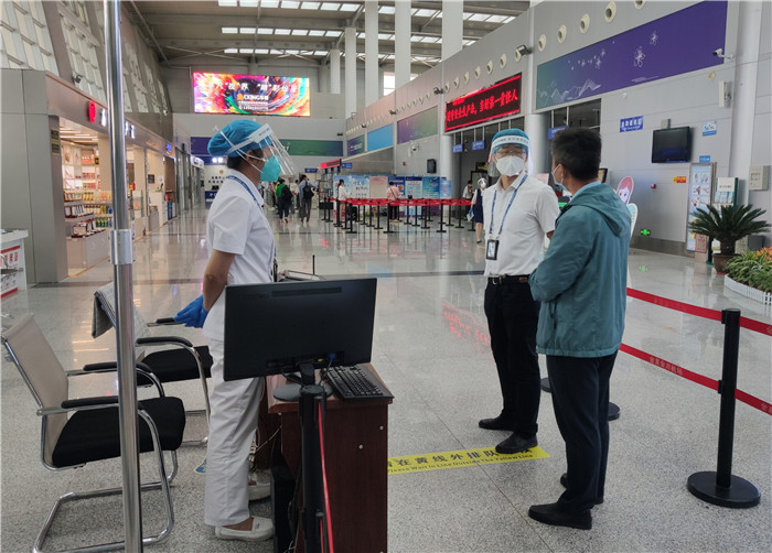 1658410368731075.jpg 7月15日,金昌市金川區紀委監委駐區委政法委紀檢監察組在金昌機場監督檢查疫情防控措施落實情況。王曉梅攝.jpg
