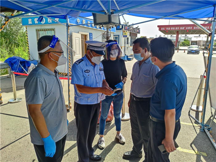 1658410578528330.jpg 張掖市紀委監委監督檢查組在連霍高速出口督查疫情防控工作。.jpg