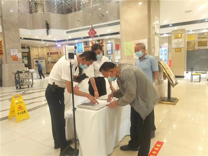 1658410683472736.jpg 金昌市金川區紀委監委駐區人大機關紀檢監察組在花城錦都大酒店監督檢查疫情防控工作。王文海 攝 .jpg