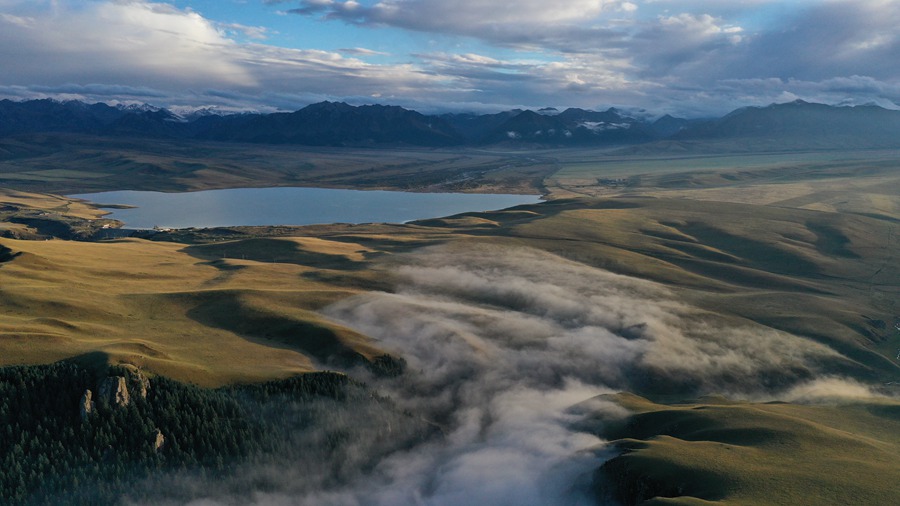 甘肅山丹馬場:峽谷云霧似仙境。 王超攝