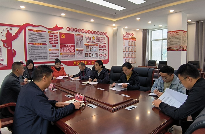 1666172978391853.jpg 10月19日,康縣紀委監委組織部分班子成員,辦公室、信訪室、案管室、審理室、紀檢監察室等相關工作人員開展黨的二十大報告專題討論。.jpg