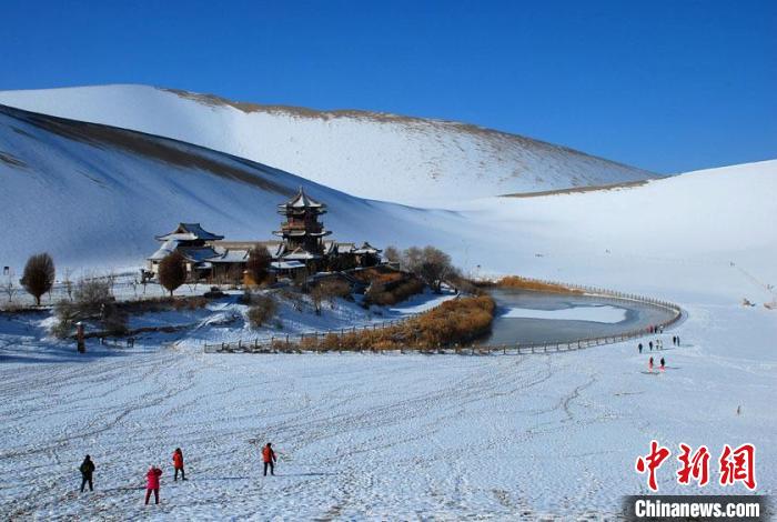敦煌市鳴沙山月牙泉雪景如畫。(資料圖) 張曉亮  攝 敦煌市鳴沙山月牙泉雪景如畫。(資料圖) 張曉亮  攝