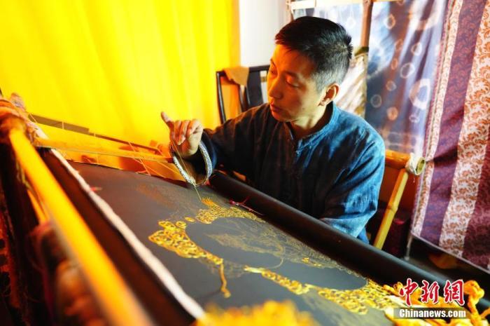 系統性挖掘整理古代敦煌刺繡,是甘肅天水市級非遺代表性項目武山刺繡代表性傳承人劉云帆這兩年最緊要的工作之一。圖為劉云帆在創作富含敦煌刺繡元素的作品。 中新社發 謝秉錫 攝  系統性挖掘整理古代敦煌刺繡,是甘肅天水市級非遺代表性項目武山刺繡代表性傳承人劉云帆這兩年最緊要的工作之一。圖為劉云帆在創作富含敦煌刺繡元素的作品。 中新社發 謝秉錫 攝