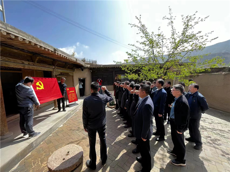 圖為臨夏州紀委監委組織黨員干部在東鄉縣布塄溝黨史教育基地開展革命教育活動，賡續紅色血脈、汲取奮進力量、激發干事熱情。.png