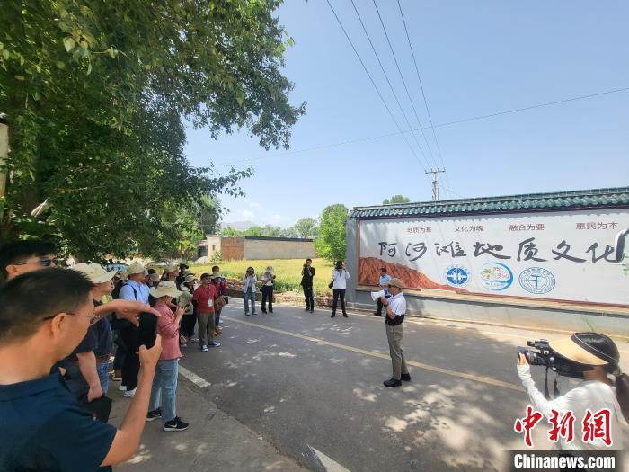 圖為中國地質大學(北京)教授張緒教介紹村落情況。 胡友軍 攝 圖為中國地質大學(北京)教授張緒教介紹村落情況。 胡友軍 攝