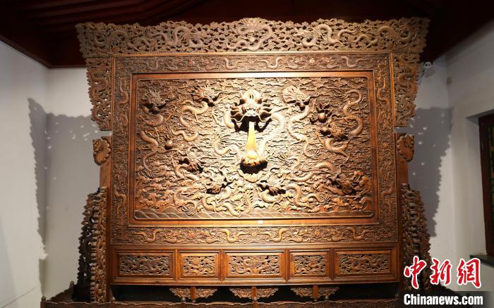 圖為青海永錄民俗博物館內珍藏的中式家具。 薛蒂 攝 圖為青海永錄民俗博物館內珍藏的中式家具。 薛蒂 攝