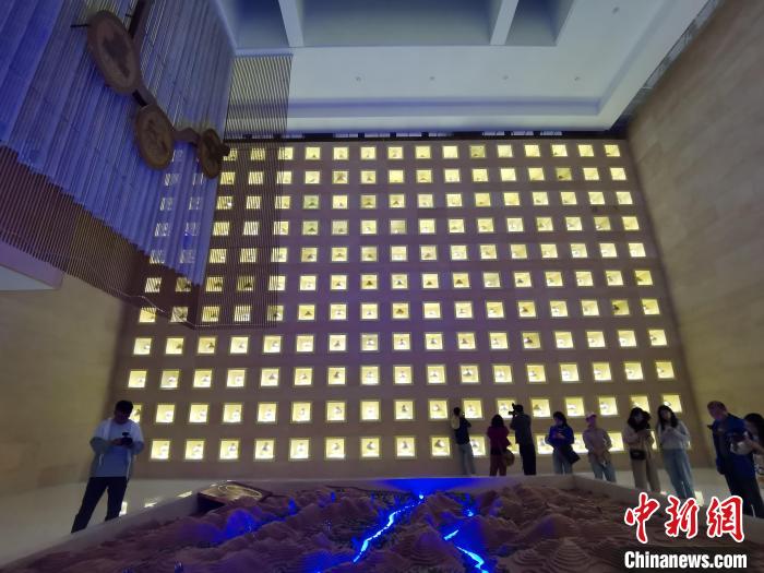 圖為河湟文化博物館序廳的左右彩陶墻放置的374件彩陶。　張添福 攝