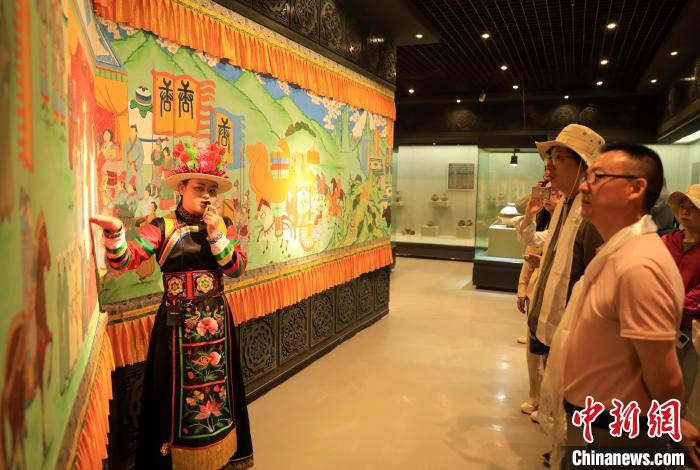 圖為媒體記者了解土族文化。 薛蒂 攝 圖為媒體記者了解土族文化。 薛蒂 攝