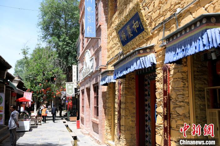 圖為平安驛·河湟民俗文化體驗地的門店。 薛蒂 攝 圖為平安驛·河湟民俗文化體驗地的門店。 薛蒂 攝