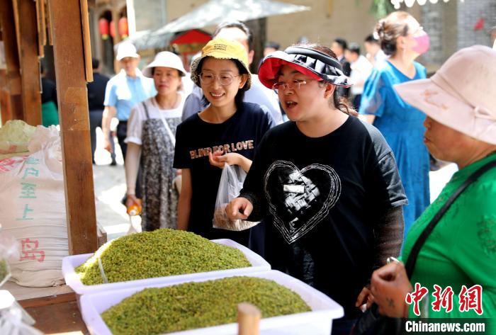 圖為民眾購買青海特色小吃。 薛蒂 攝 圖為民眾購買青海特色小吃。 薛蒂 攝