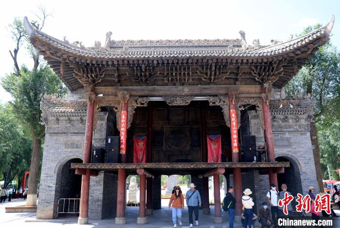 圖為平安驛·河湟民俗文化體驗地的戲樓。 薛蒂 攝 圖為平安驛·河湟民俗文化體驗地的戲樓。 薛蒂 攝