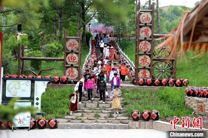 圖為油嘴灣生態文化景區的游客。　薛蒂 攝